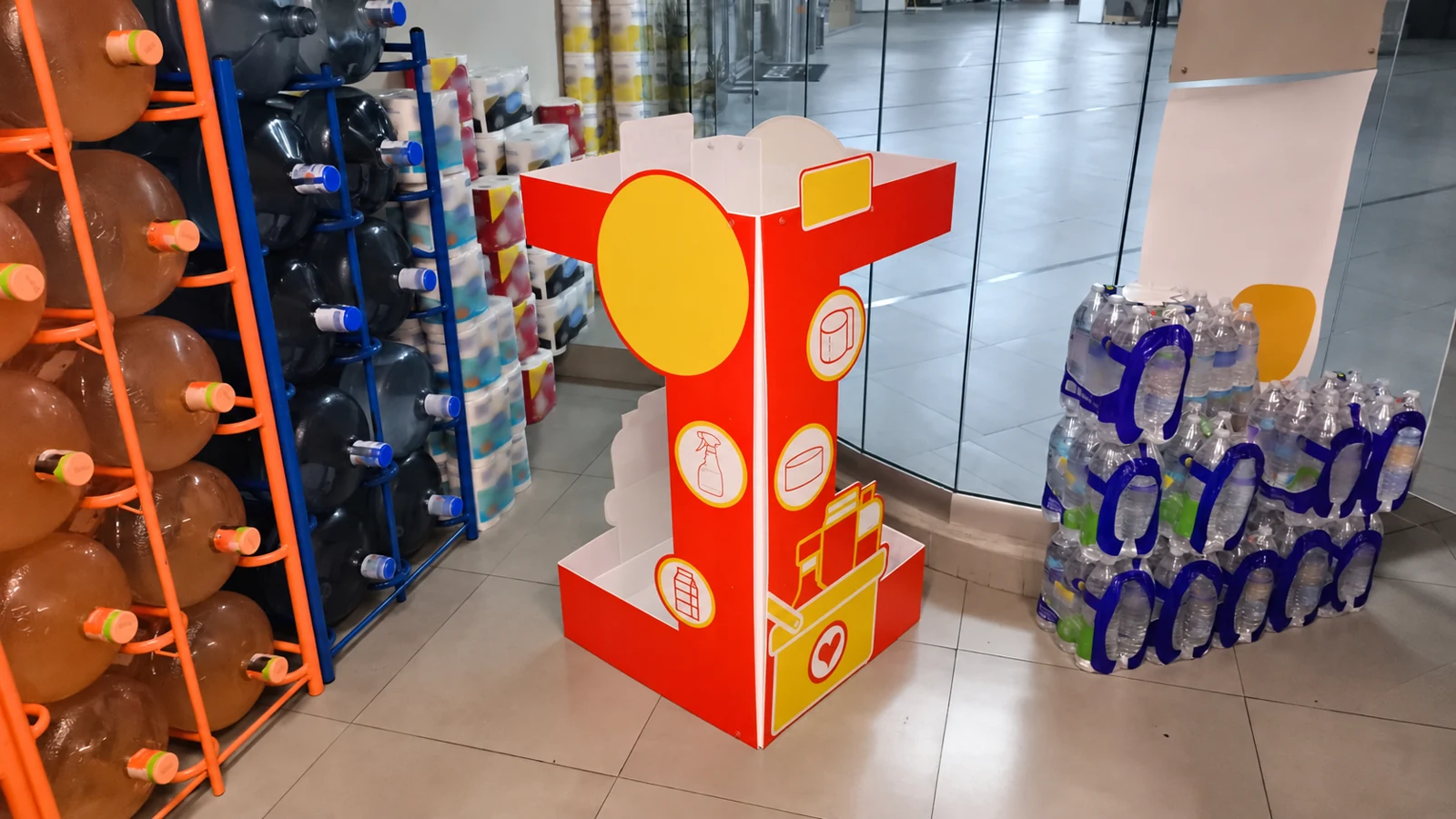 Exhibidor rojo y amarillo de cartón