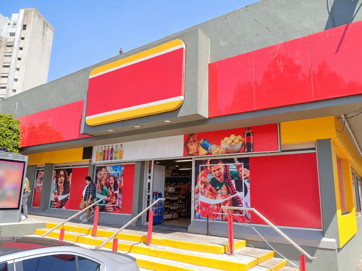 Aplicación de gráficos y materiales en fachada comercial